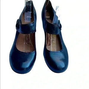 Sofft Black MARY JANES Size 7.5 Narrow!! Crease in leather at the toe Left shoe.